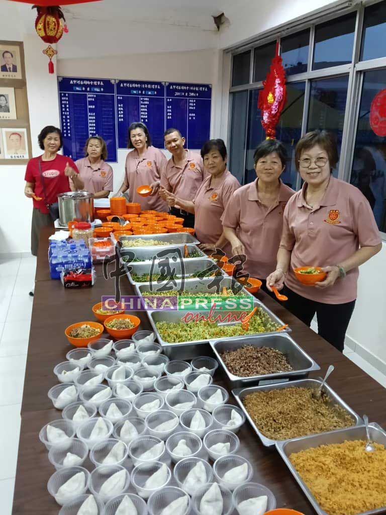 森甲河婆同乡会妇女组在家庭日活动，准备美味可口的河婆擂茶，让与会的乡亲大快朵颐。