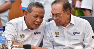 安华闭门会蓝眼领袖 “9议员停党籍问题不存在”