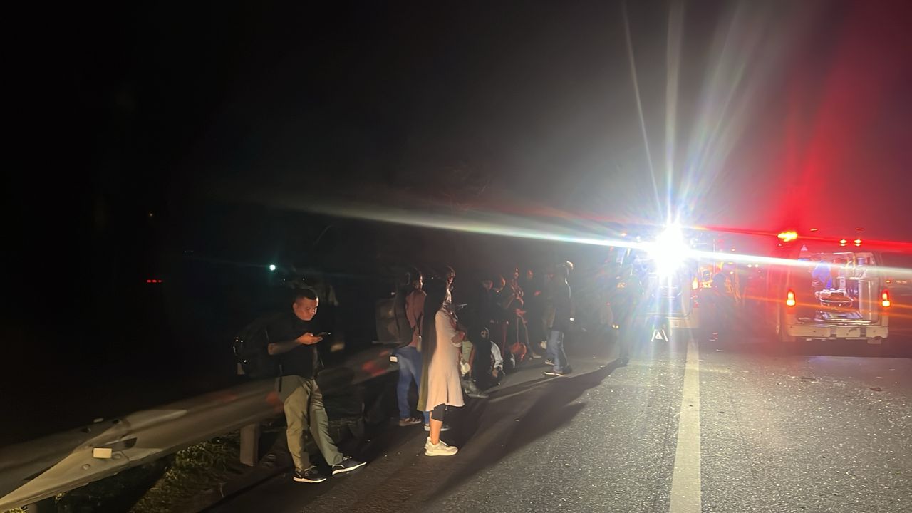 长途巴士30名乘客在消拯员赶抵现场前已自行逃出，并在大道旁静候支援。
