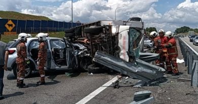与轿车发生碰撞 罗厘翻覆 司机夹毙