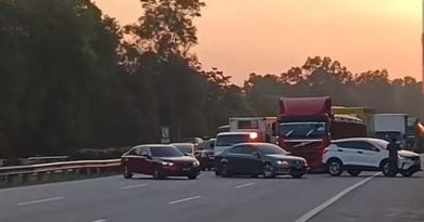 3车并排封堵南北大道 警方追查车主