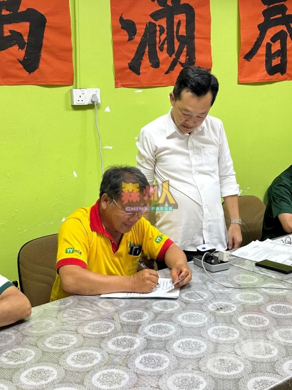 出席会议并表态同意接纳方案者,当晚已立马签署合约;右为谢琪清。