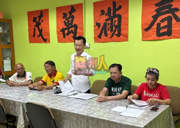谢琪清(站者):业者以每英亩每月200令吉价格租凭原址土地,为期两年;右2为叶耀荣。