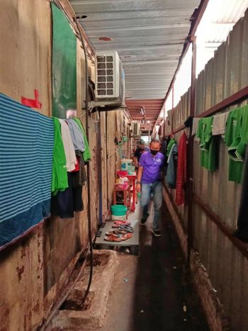 厂内73名外籍劳工被安排居住在该厂16个集装箱内，居住环境恶劣。