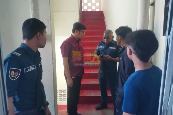 市政局执法组基于接获投诉，开出罚单给位于罗白区由难民创立的违例学校，左2为黄健玮。