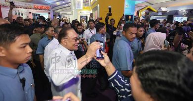 安华再有调皮举动 公然“抢走”记者手机