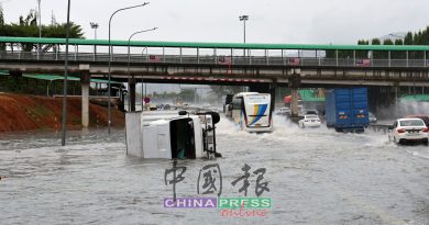 大道收费站淹水 罗厘打滑翻覆 车龙长达10公里