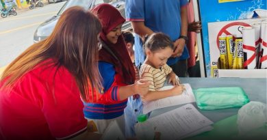 大街遇华小沿户募款 友族小女孩做了这暖心举动