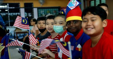 朱湖华小庆国庆场面欢欣 三大族学生挥国旗