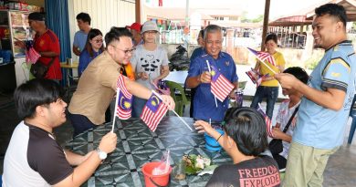 社青团走入社区派国旗 吁商家更换褪色辉煌条纹