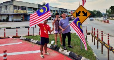 廖势德率领村委会 大街挂辉煌条纹