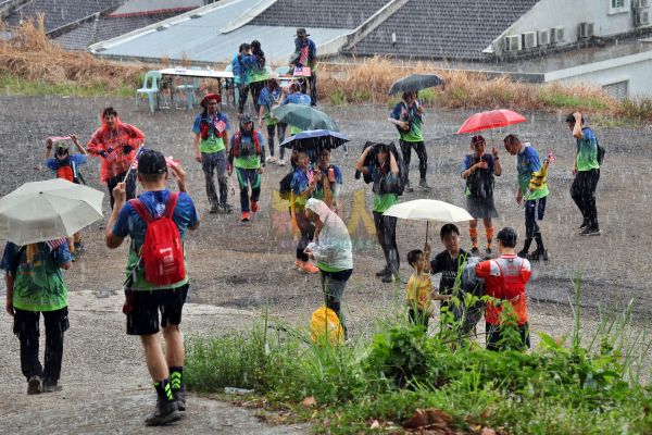 仪式结束后，天空顿时下雨，雨势更是越来越大。