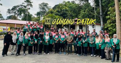 林茂工程局54人登山挥国旗 沿路捡垃圾传递爱国精神