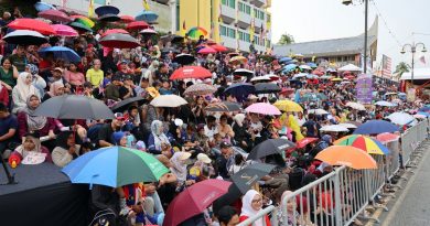 细雨浇不熄爱国心 3万人齐聚庆国庆