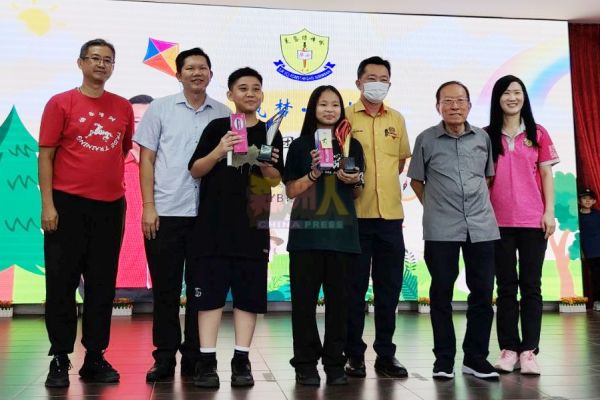 2025年制服团体培训营“筑梦·成长中，获选为最佳男女营员领取奖励。