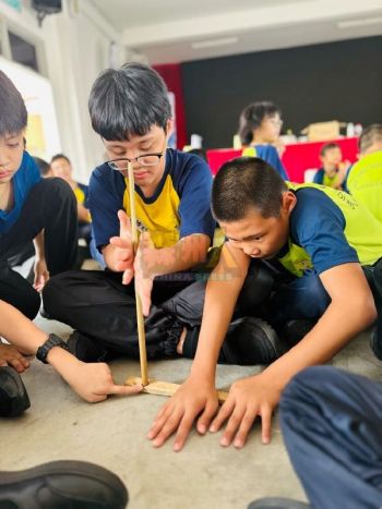 绿小学生也在生活营中，第一次学会钻木取火。