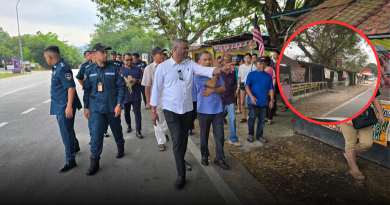 违法搭建  摊位变店铺    阻挡视线影响卫生  全拆