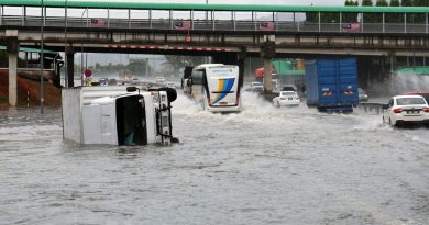 大道芙蓉收费站路段淹水 罗厘打滑倾覆