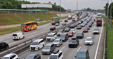 黄金连假涌现返乡出游潮 南北大道芙蓉路段塞塞塞