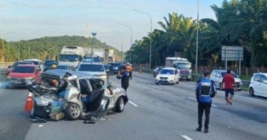 四驱车大道失控翻覆 司机抛车外丧命