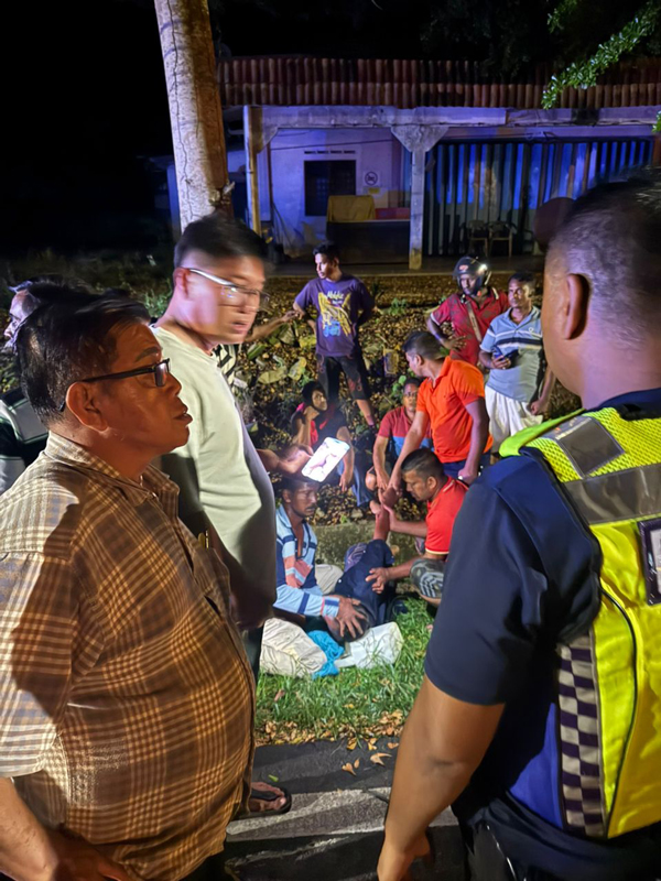 潘宥磬（左）接到消息后，赶到现场了解情况。