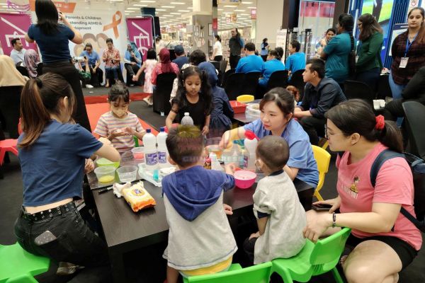 “过动症与神经发展认知宣传活动”提供各种感官认知的相关活动，也获得许多家长主动让孩子参与。