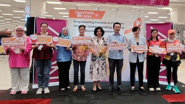 一众嘉宾为首次在芙蓉商场举行的“过动症与神经发展认知宣传活动”掀开序幕。