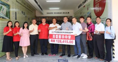 陆兆福捎来逾16万拨款 为振中更换屋顶成立华乐团