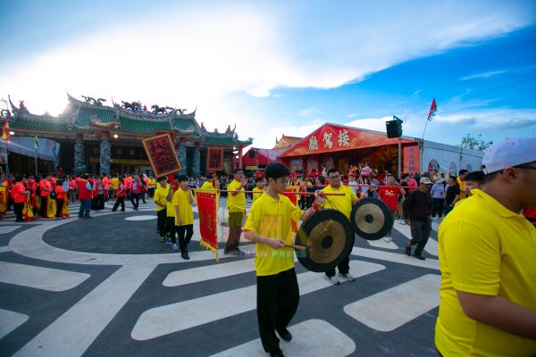 “代天巡狩”大游神活动以仿古“巡狩”形式进行，壮汉全身穿着黄素衣，仪容整肃，完整重现古制出巡的威仪与庄严。