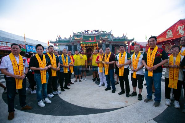 “代天巡狩”大游神活动的关公神尊金身神轿正准备绕境，左起叶耀荣、邱芓訸、陈昭日、伍薪荣、吴金财；右起陈丽群、张聒翔、袁锦伦、朱建华、陆兆福、马金福。