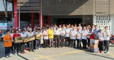 行动党巴刹派火箭造型月饼 传递团结和谐庆多元情谊