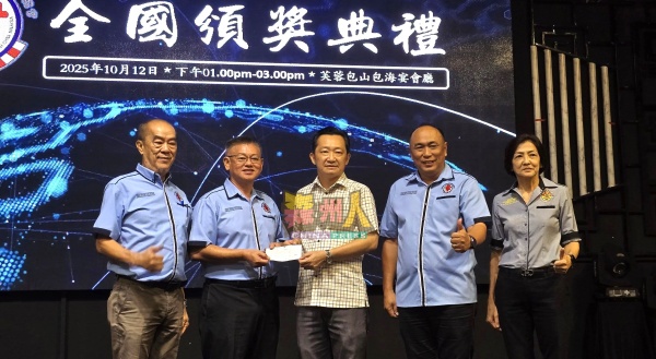 谢琪清(右3起)移交赞助亚沙区华小学生参加比赛报名费的支票,由王金忠接领取,左起为陈国新、萧成兴和黄彩凤。