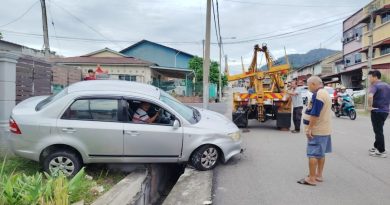 疑手煞车未拉好 轿车往后滑行撞入沟