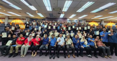 仁保县54村长秘书接委任状　 14华人村长维持原班人马